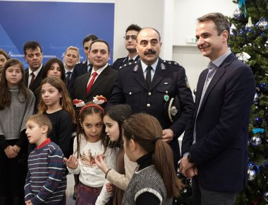 Ο Κ. Μητσοτάκης άκουσε τα κάλαντα από βρακοφόρους και πρόσκοπους (φωτό)